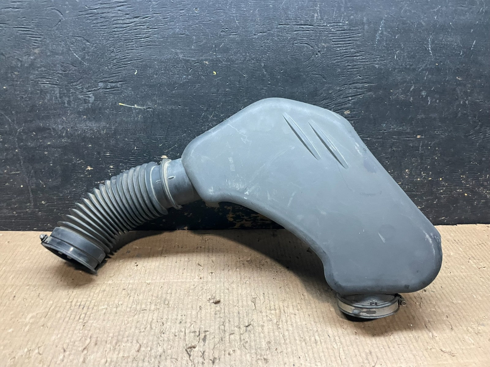 2011 to 2018 Chrysler 300 3.6L Air Intake Duct Tube Cleaner OEM y6612 DG0