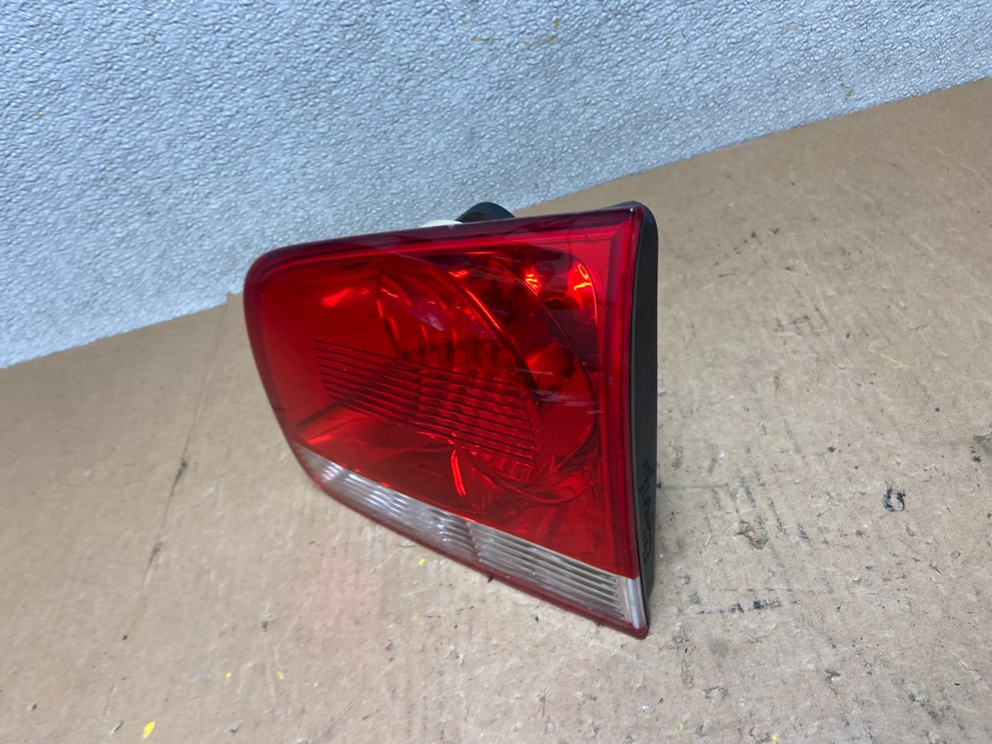 2004-2007 Volkswagen Touareg Right RH Side Inner Tail Light Oem Z7736 PS1