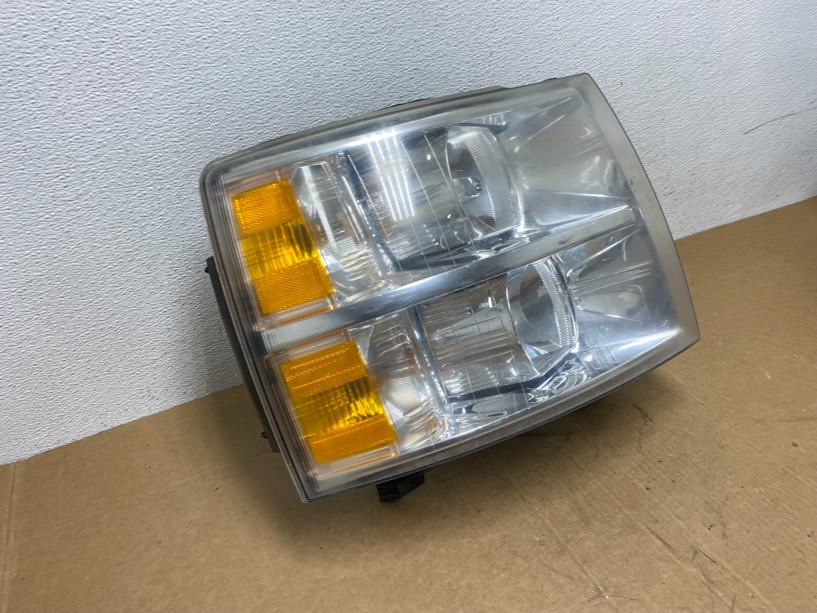 2007 to 2014 Chevrolet Silverado Right Passenger RH Side Headlight AD6100 DW2