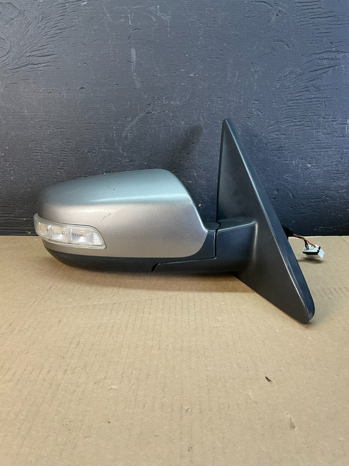 2011 to 2015 Kia Sorento Right Passenger Door Mirror Turn Signal AD5546 DW0