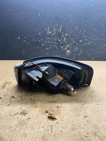 1996 to 1998 Mazda MPV Front Passenger Right Side Turn Signal Z72653