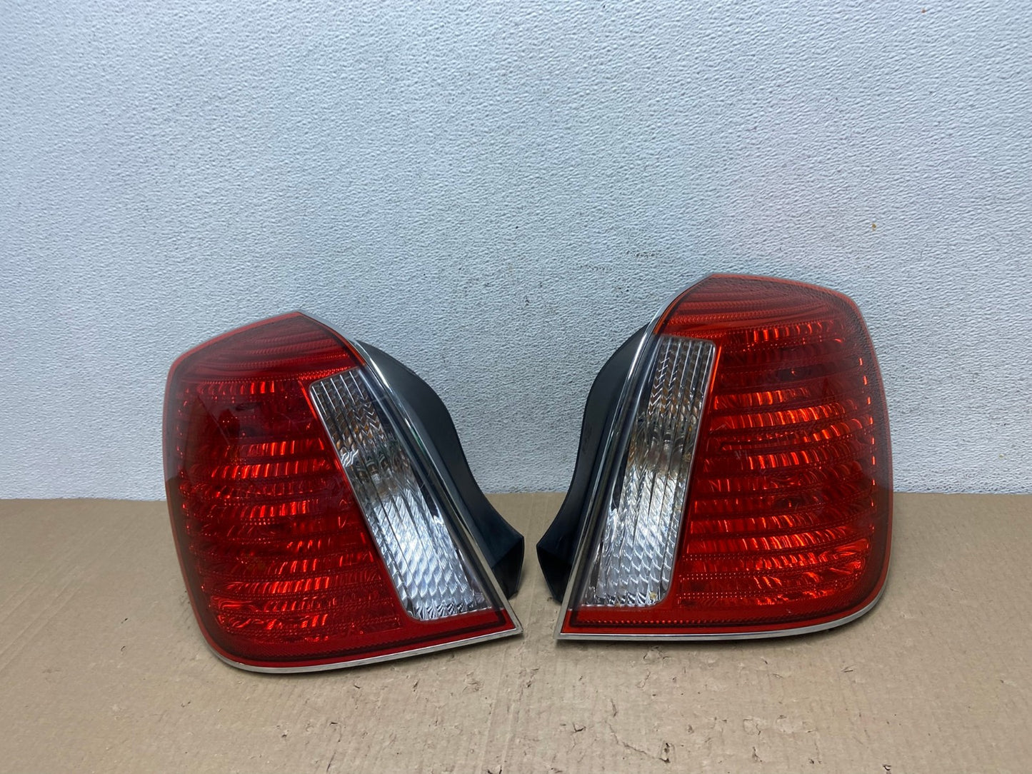 2004 2005 Hyundai XG350 XG Left+Right Tail Lights AE9741 LK0