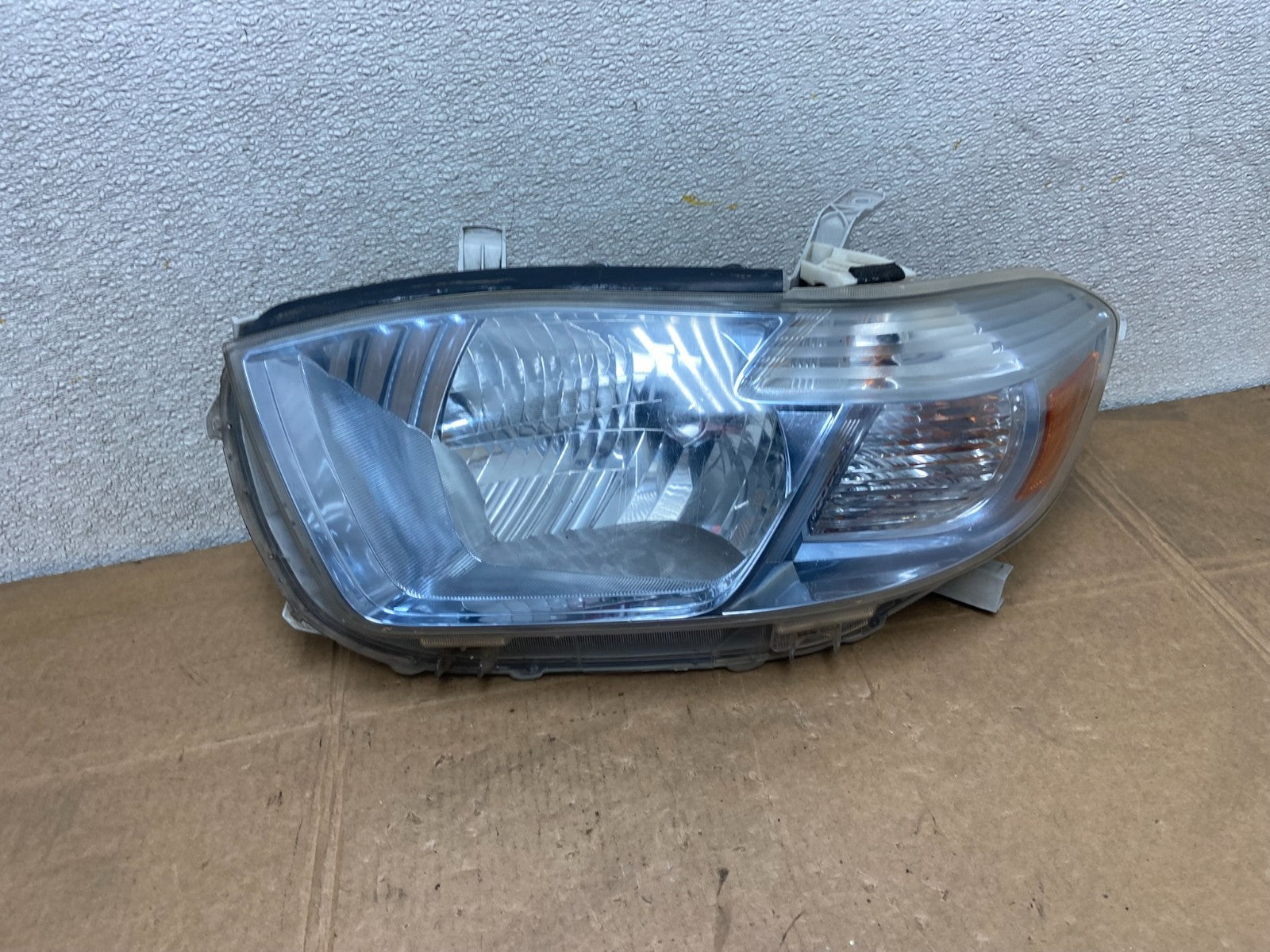 2008 - 2010 Toyota Highlander Hybrid Left Driver Blue Halogen Headlight Y5598 DG0