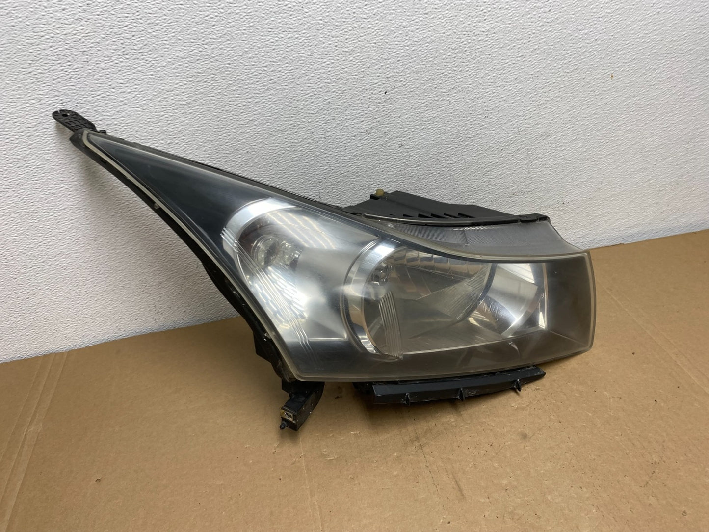 2011 to 2015 Chevrolet Cruze Halogen Right Passenger Rh Headlight AC5633 DW2