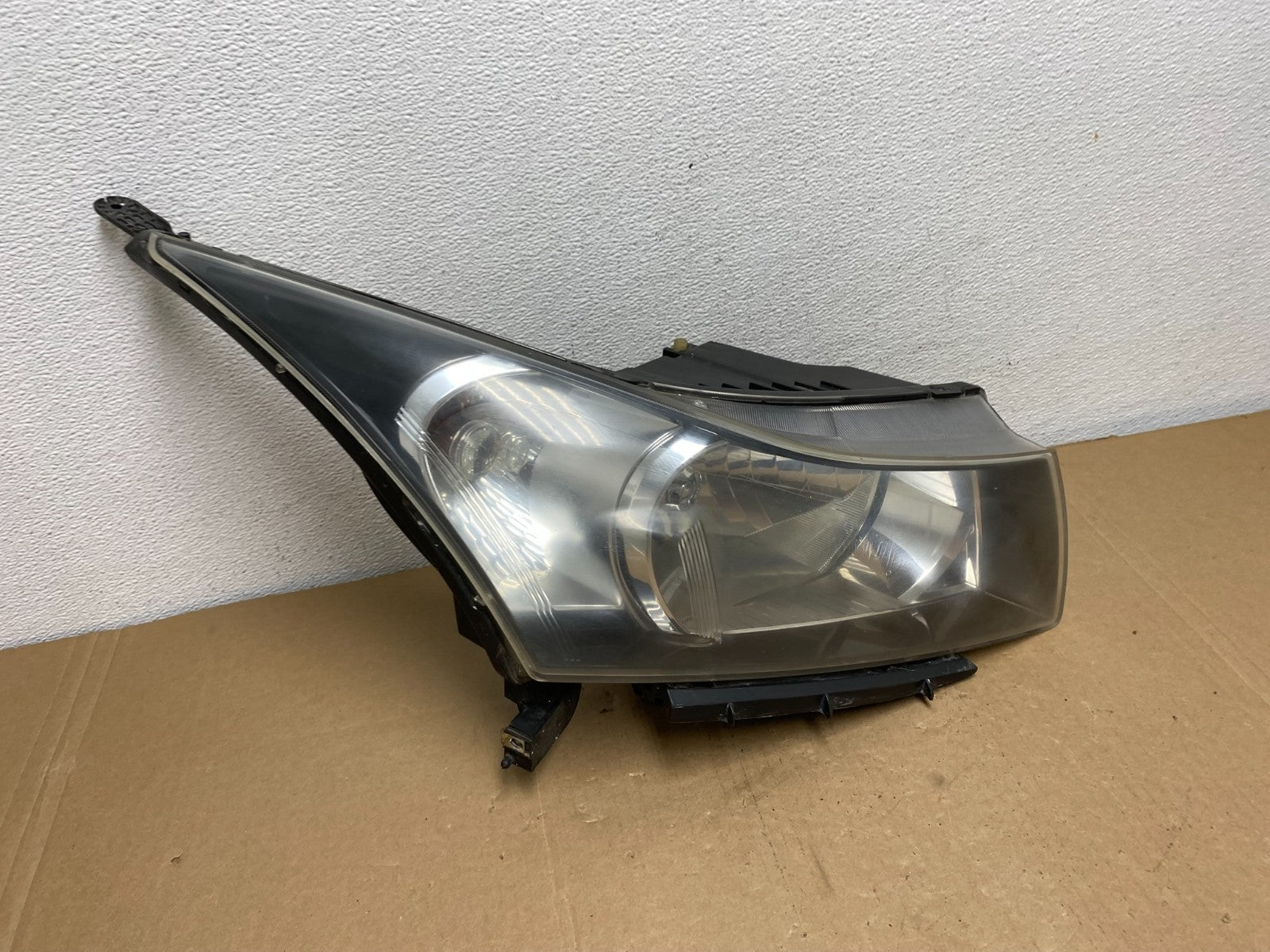 2011 to 2015 Chevrolet Cruze Halogen Right Passenger Rh Headlight AC5633 DW2