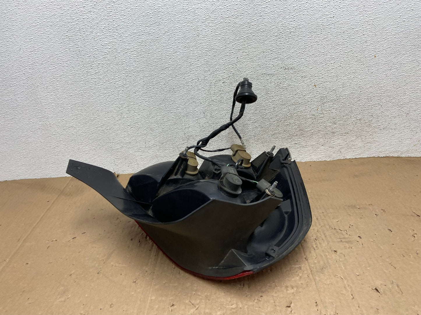 1998-2003 Ford Crown Victoria Right Passenger Rh Side Tail Light AE9393 LK4