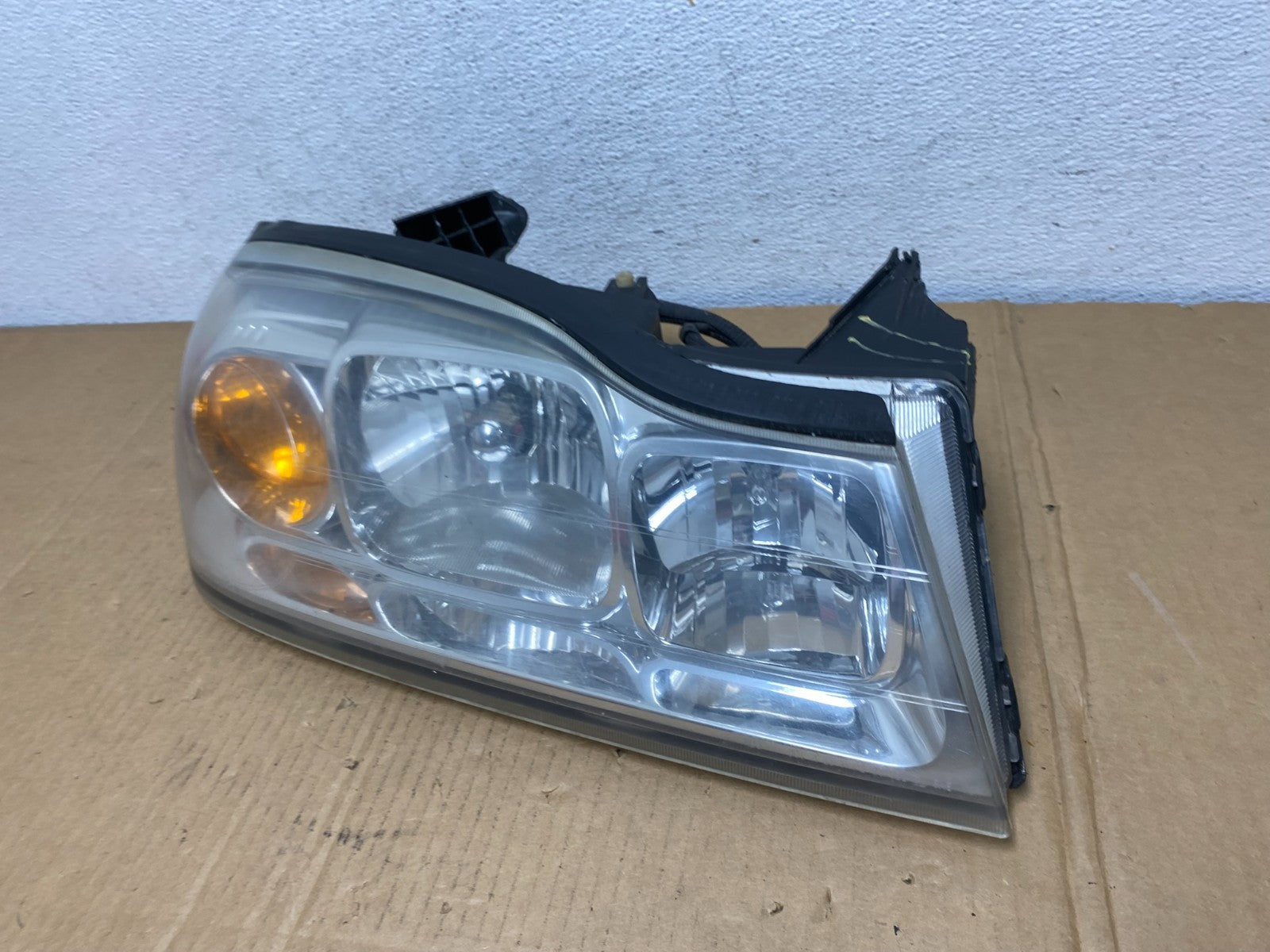 2006 to 2007 Saturn Vue Headlight Right Passenger Side Halogen AD0803 DW1