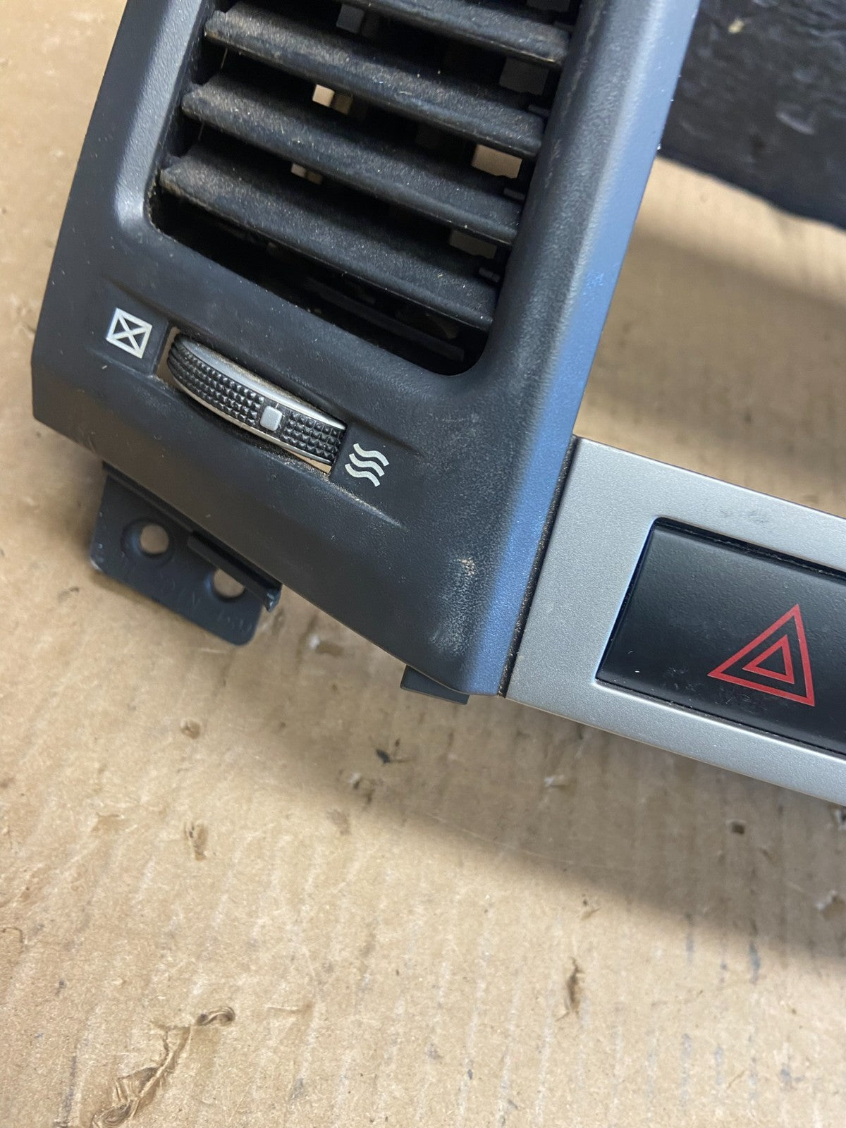 2007 to 2009 Hyundai Santa Fe Center Dashboard Radio Bezel Trim AE3959 DG3