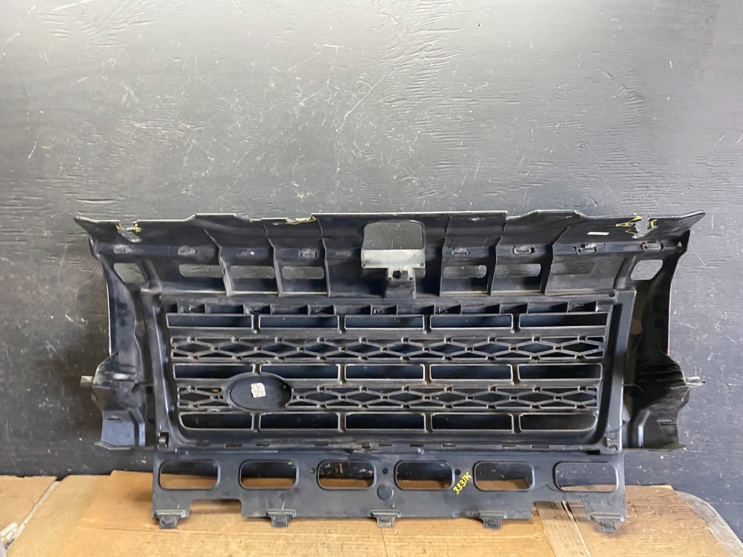 2008 to 2010 Land Rover LR2 Front Bumper Grille Grill OEM q8567 DG5