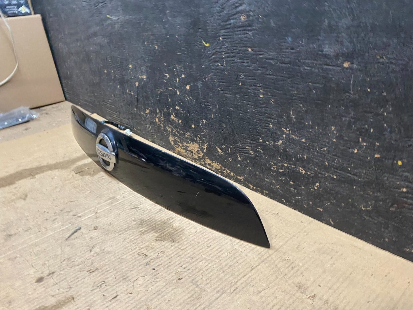 2011-2014 Nissan Juke Rear Trunk Tailgate Liftgate Emblem Panel X3370 DG1