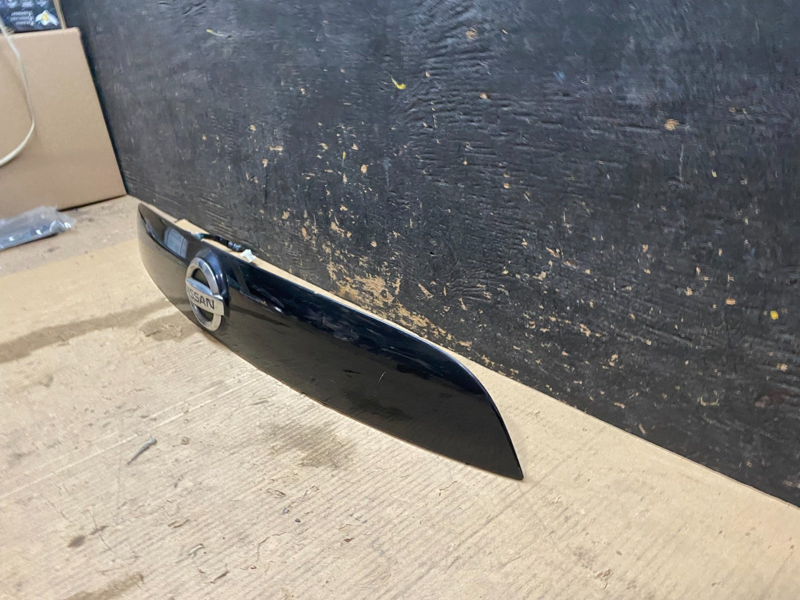 2011-2014 Nissan Juke Rear Trunk Tailgate Liftgate Emblem Panel X3370 DG1