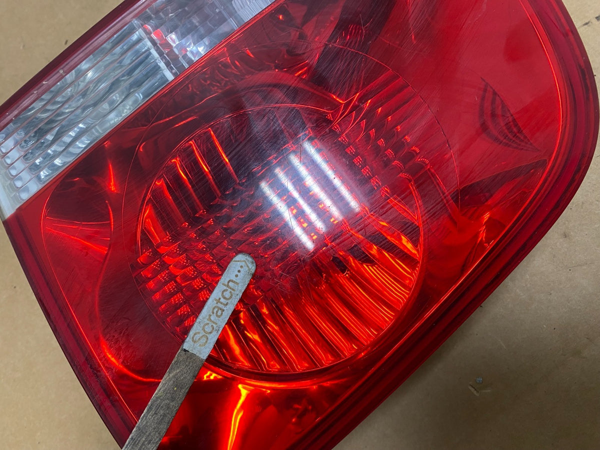 2004-2007 Volkswagen Touareg Right Passenger Rh Side Inner Tail Light V47833