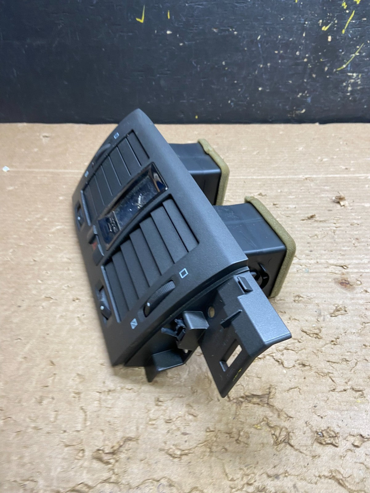 2006 to 2011 Cadillac DTS Dash Center Air Vent Heater Bezel OEM W3077 DG3