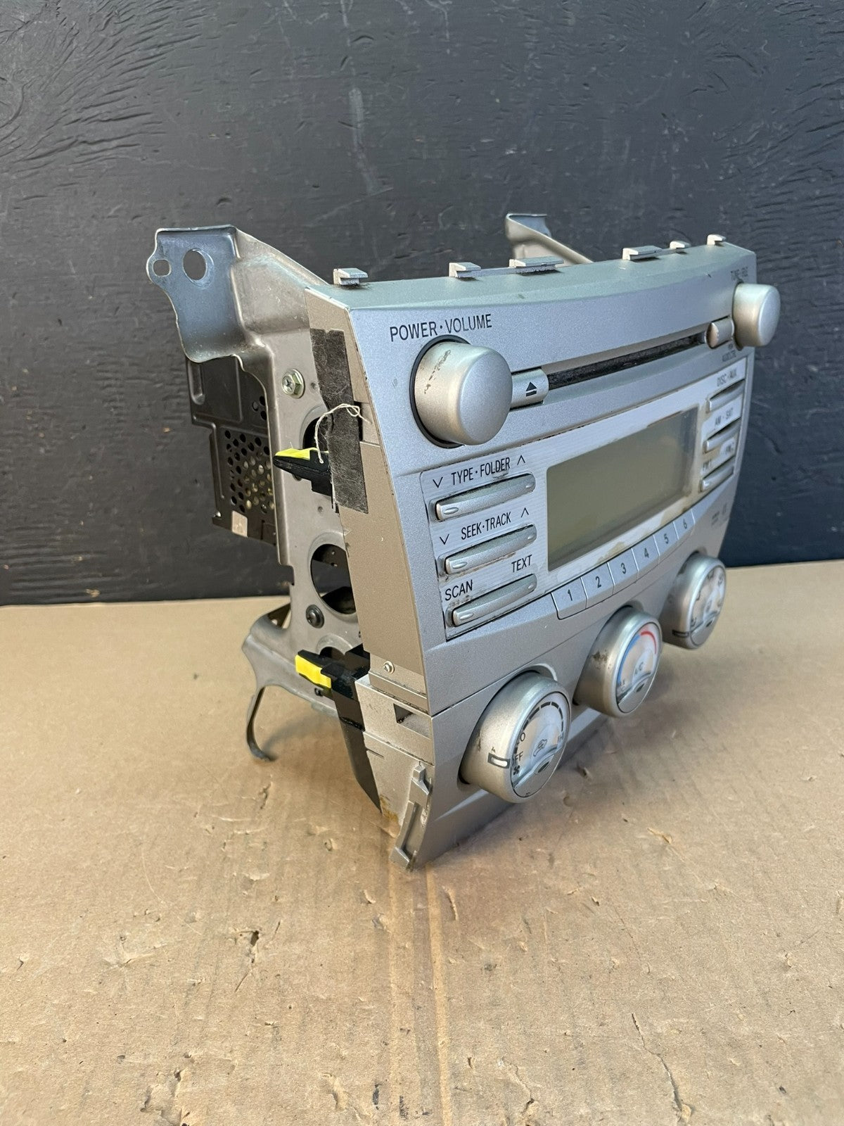 2010 2011 Toyota Camry Radio AM/FM CD Player Climate Control AD5967 DG1