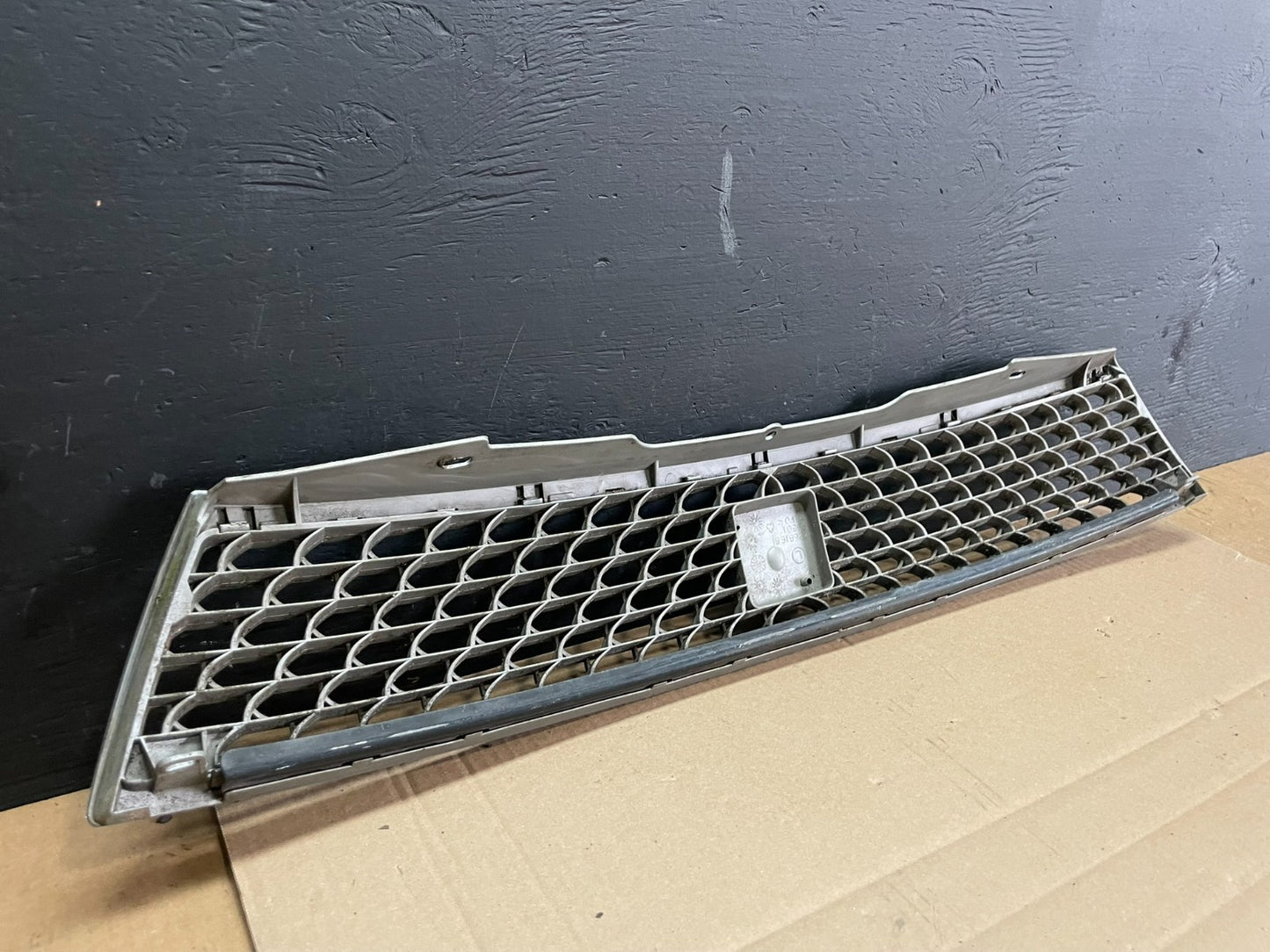 2003 2004 2005 Saturn L L200 L300 Front Upper Grill Grille AB7591 DG6