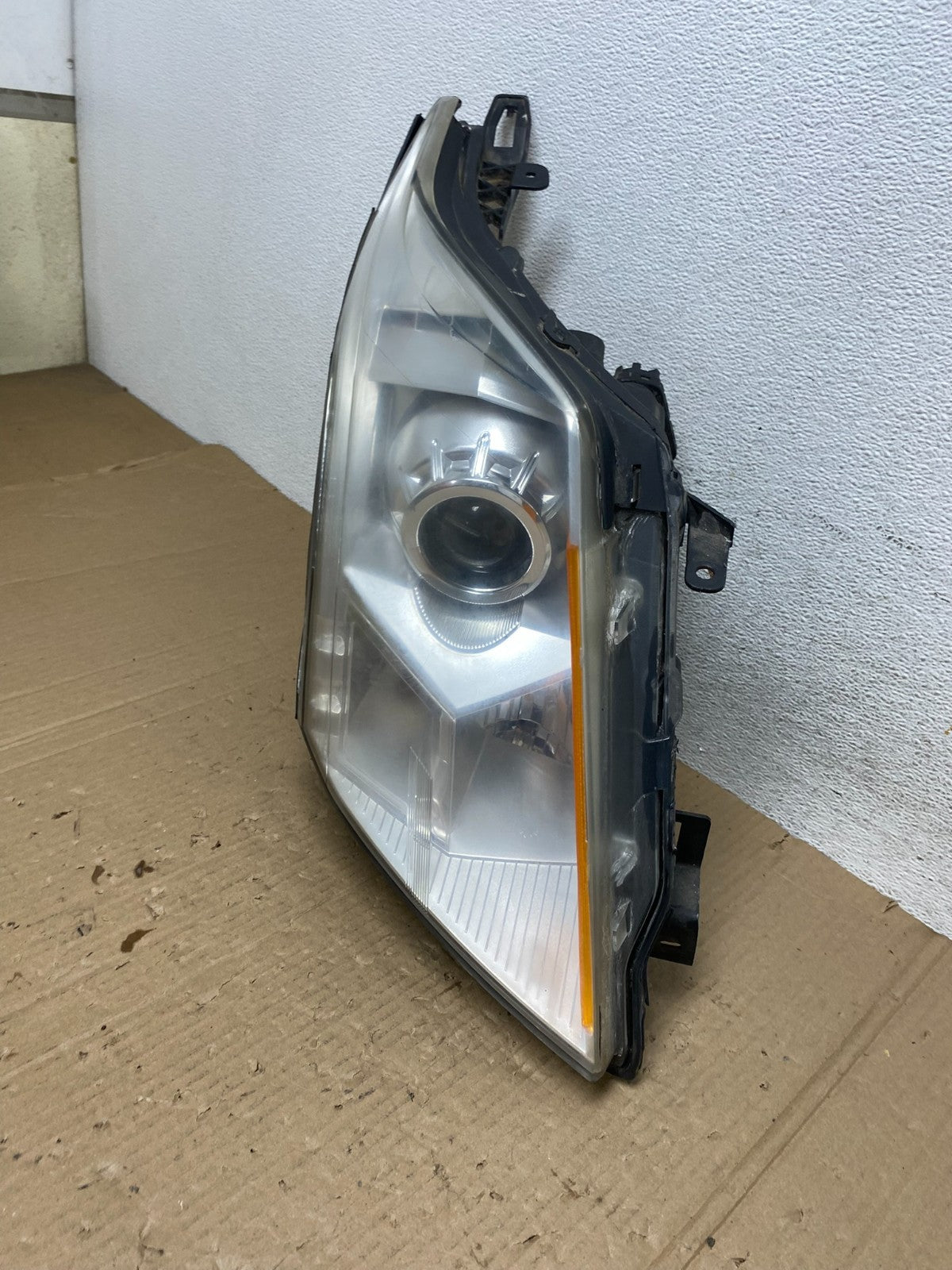 Halogen 2010 to 2016 Cadillac SRX Right Passegner Side Headlight AE9036 DW1