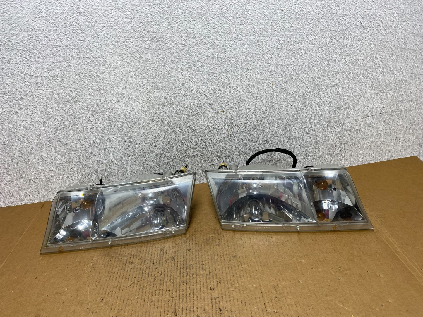 1998 to 2002 Mercury Grand Marquis Left+Right Set Halogen Headlight AE0558 DG0