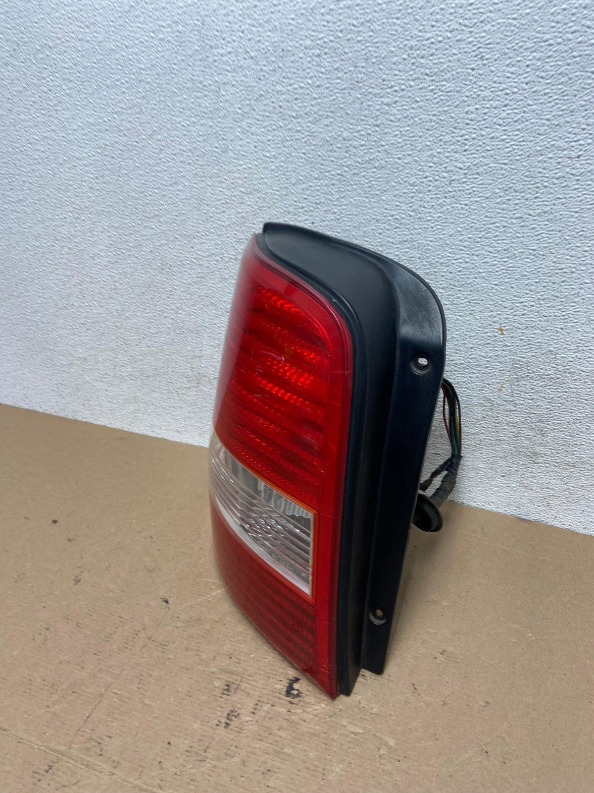 2003 2004 2005 Kia Sedona Left Driver LH Side Tail Light AF4537 LK1