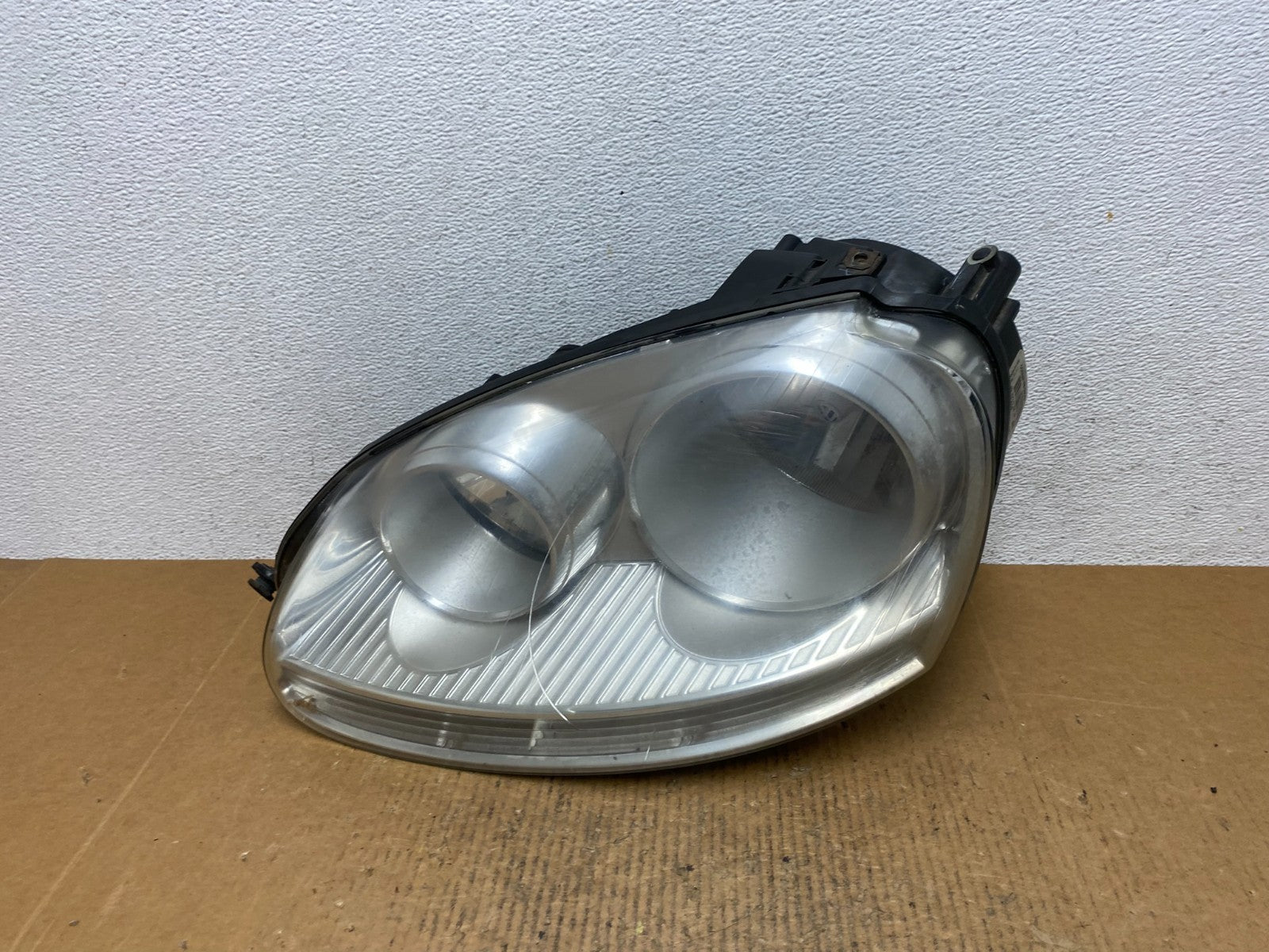 2005 to 2010 Volkswagen Jetta Left Driver LH Side Headlight Halogen AE1382 DW0