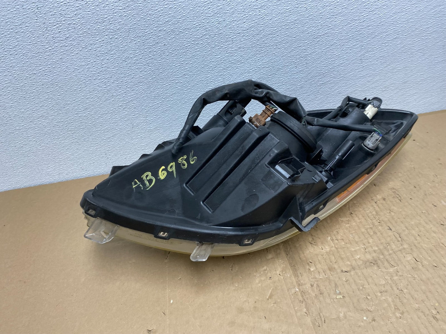 2006-2008 Toyota Yaris Hatchback Right Passenger Halogen Headlight Oem AB6986 DW9