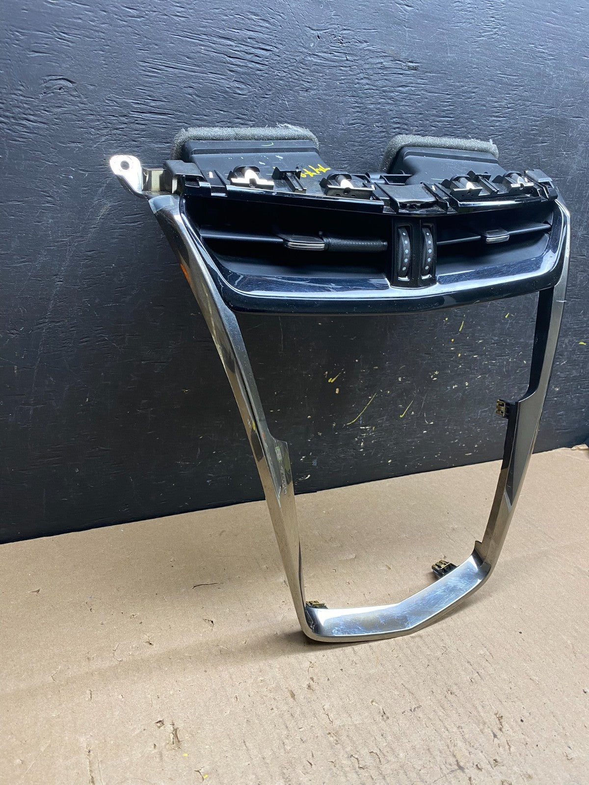 2015 to 2017 Cadillac CTS Front Navigation Surround Bezel Air Vents T4790 PS1