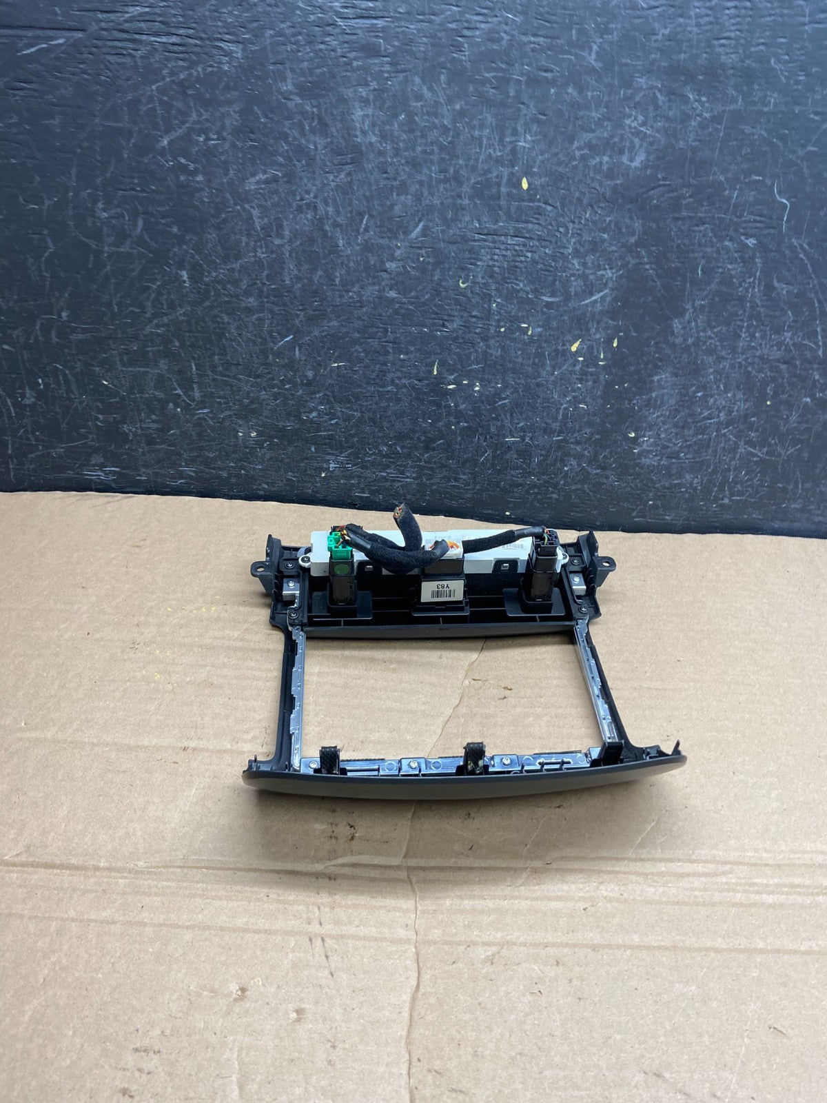 2003 2009 Kia Sorento Center Radio Clock Hazard Switch Trim AF1864 DG4