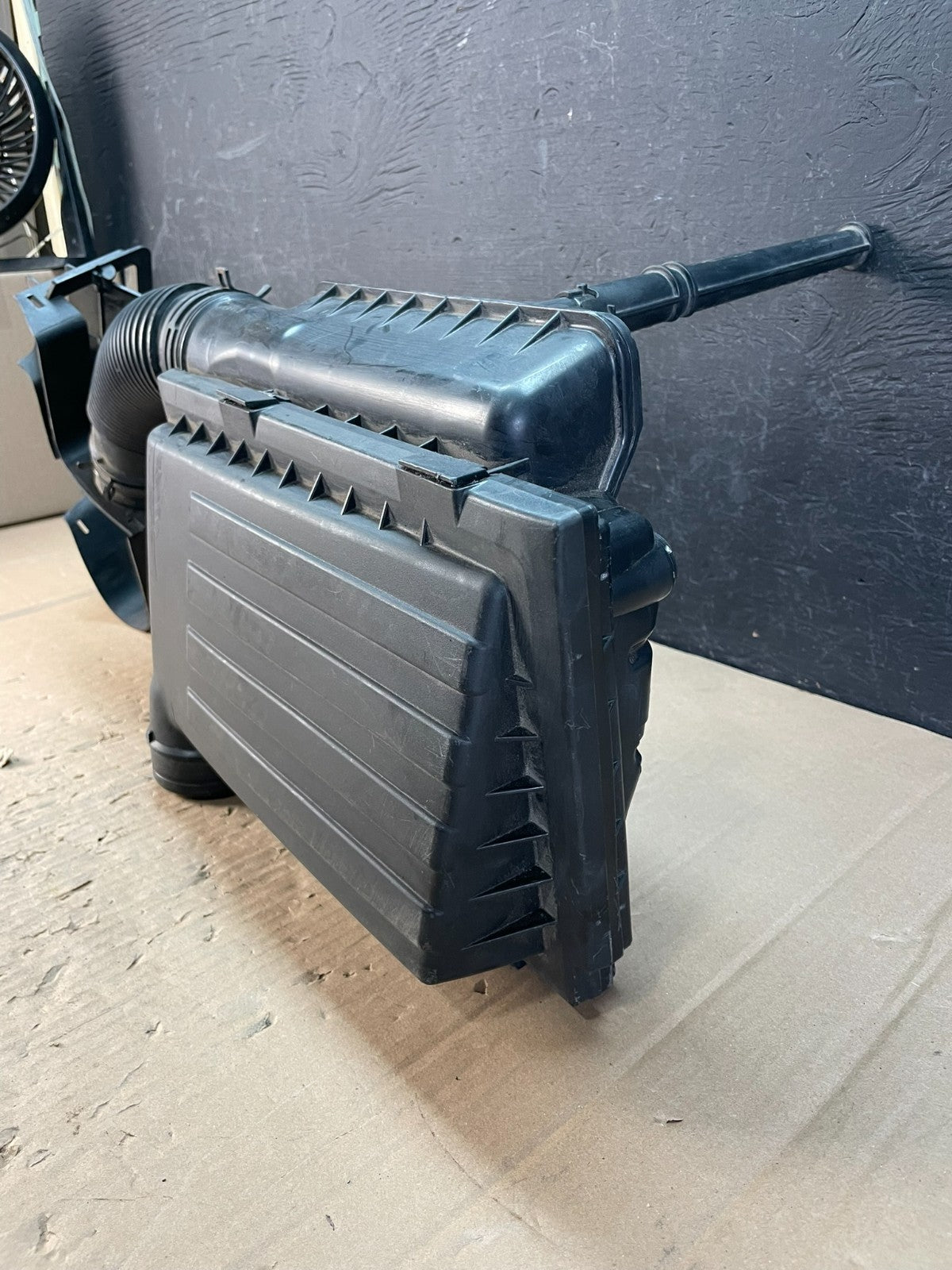 2016 to 2018 Volkswagen Jetta Air Cleaner Box 04E129611G AD82712