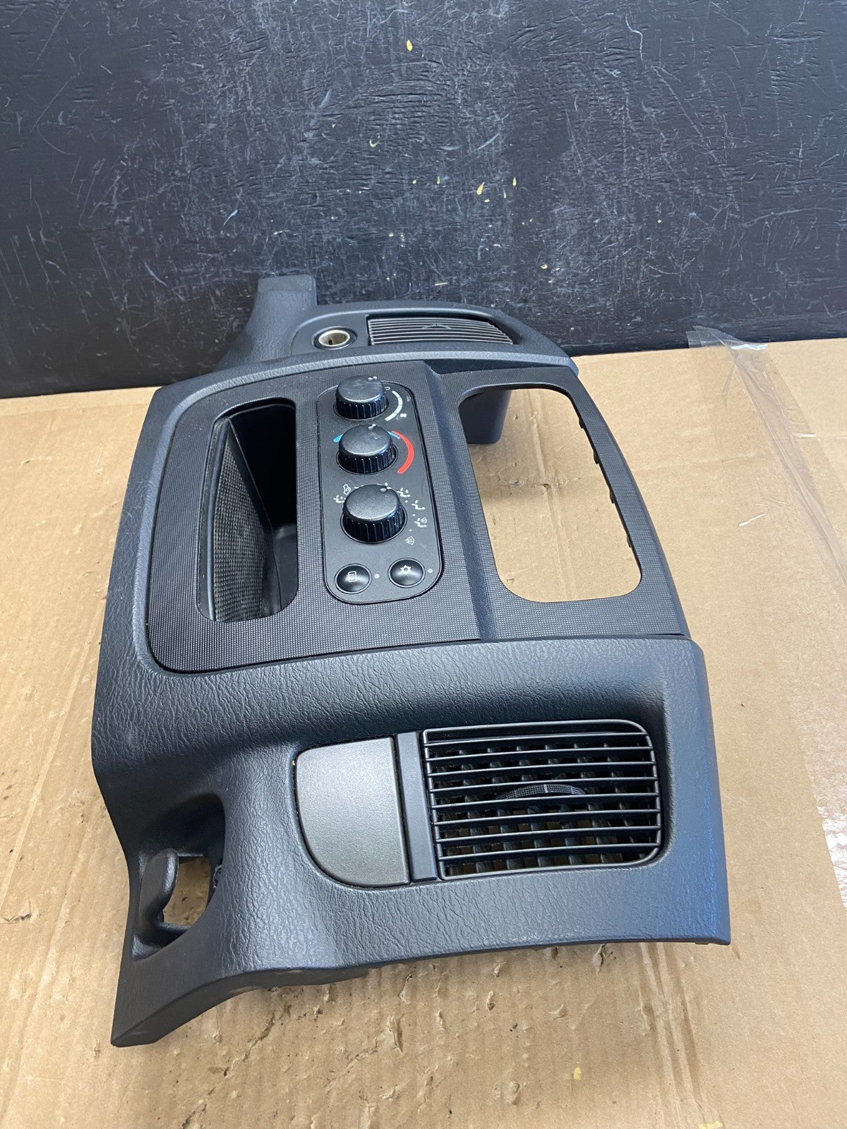 2002 to 2005 Dodge Ram Radio Climate Control Dash Air Vent Bezel Trim ad2286 DG1
