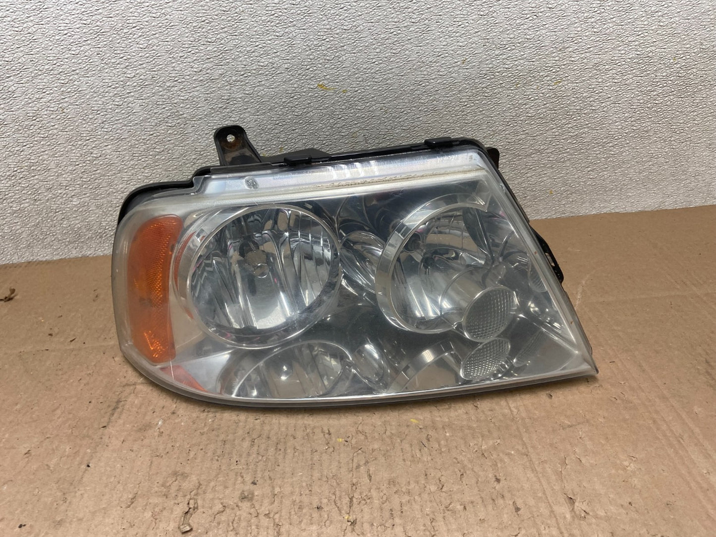 2003 - 2006 Lincoln Navigator Right RH Side Headlight Halogen Y2939 DW0