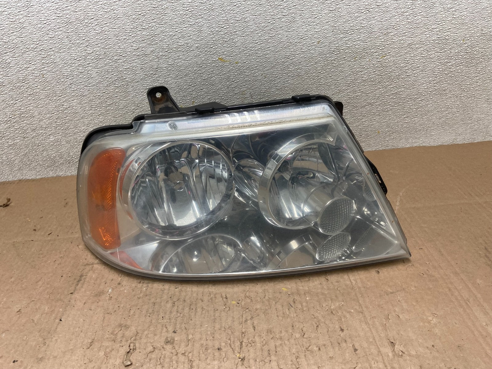 2003 - 2006 Lincoln Navigator Right RH Side Headlight Halogen Y2939 DW0