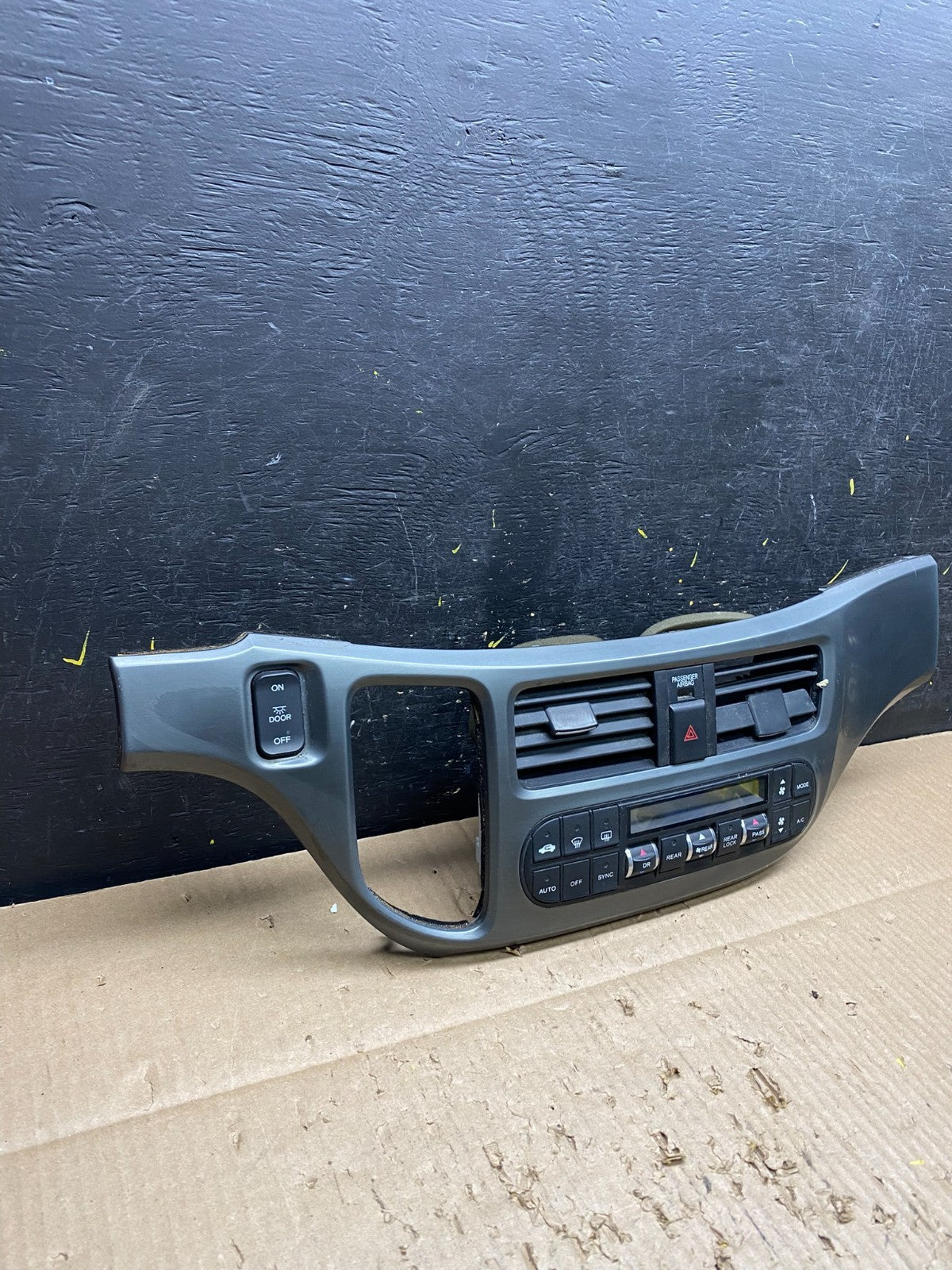 2005 to 2010 Honda Odyssey  Radio Climate Control Dash Trim Bezel Oem V1739 DG1