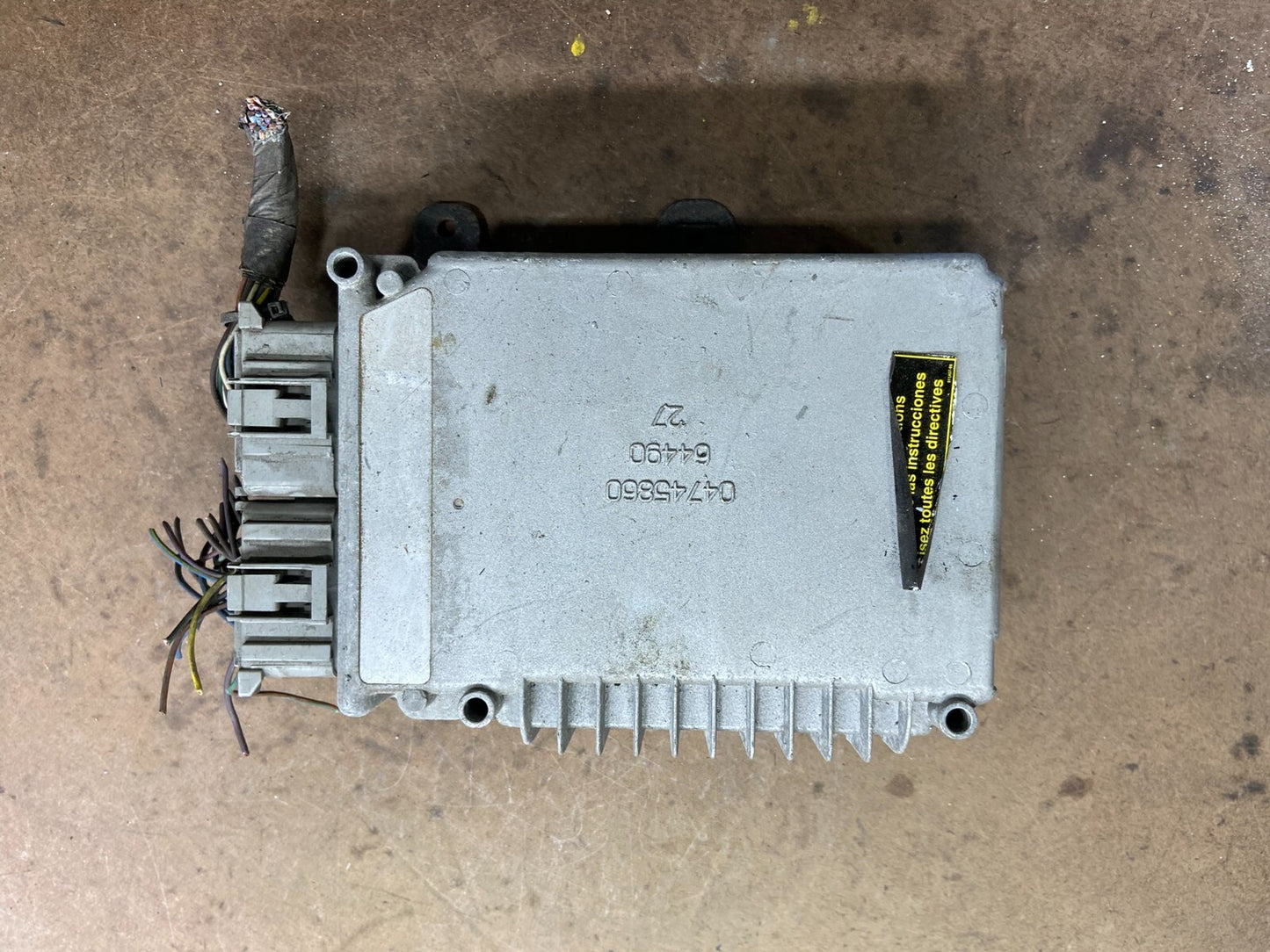 2003 Chrysler Dodge Caravan  3.3L Engine Control Unit ECU Module L1214 DG0