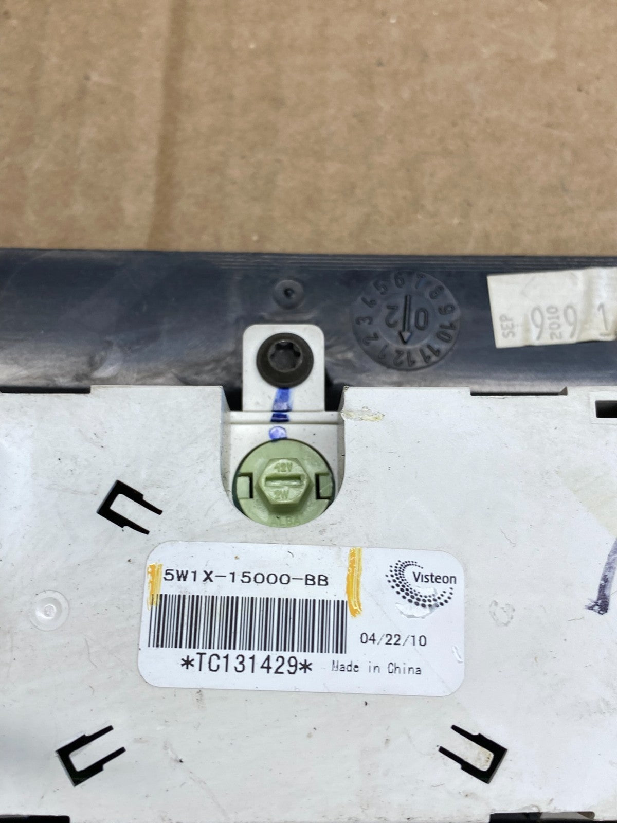 2003 to 2011 Lincoln Town Car Center Console Dash Mounted Analog Clock AC9309 DG5