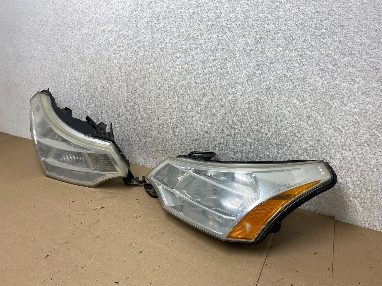 2008 2009 2010 2011 Ford Focus Left+Right Headlights Halogen AG5893 DW1
