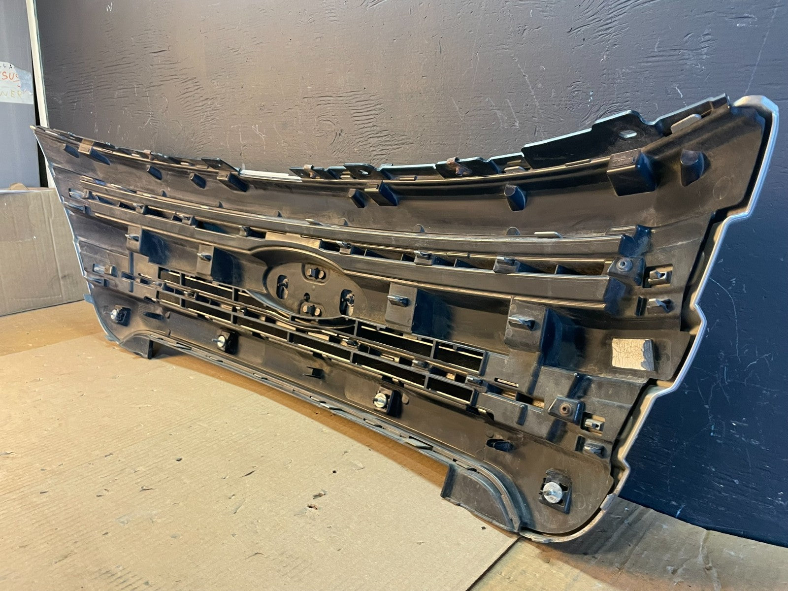 2011 to 2015 Ford Explorer Upper Front Grill Grille AB7876 DG8