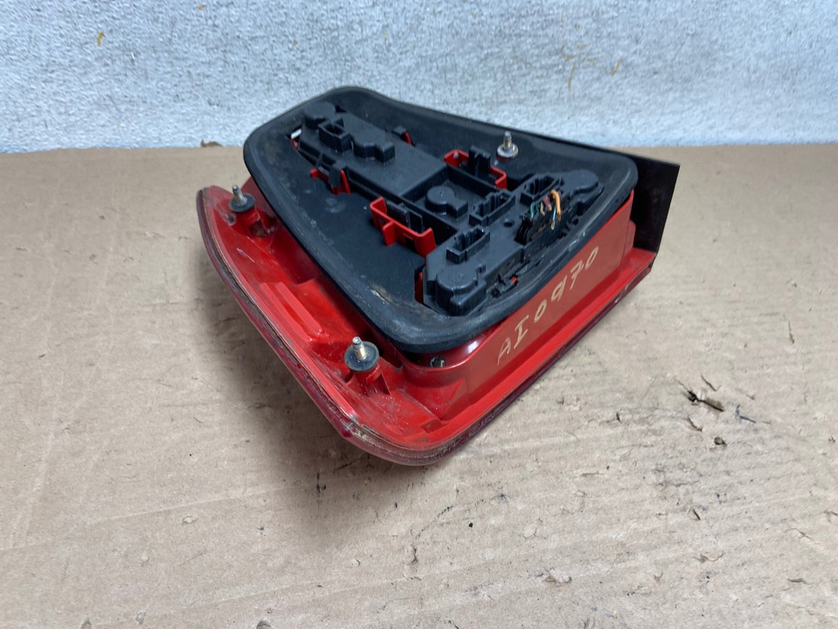 2004 to 2005 Volkswagen Jetta Right Passenger RH Side Tail Light AI0970 LK4