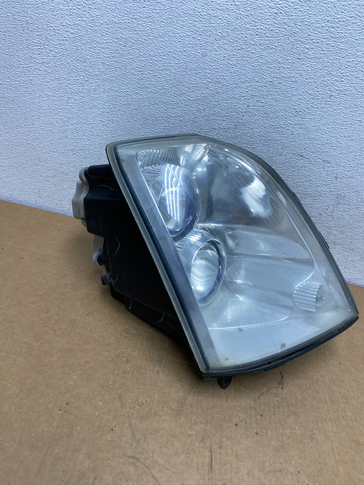 2005 - 2011 Cadillac STS Right Passenger RH Side Xenon Headlight AD6043 DW2