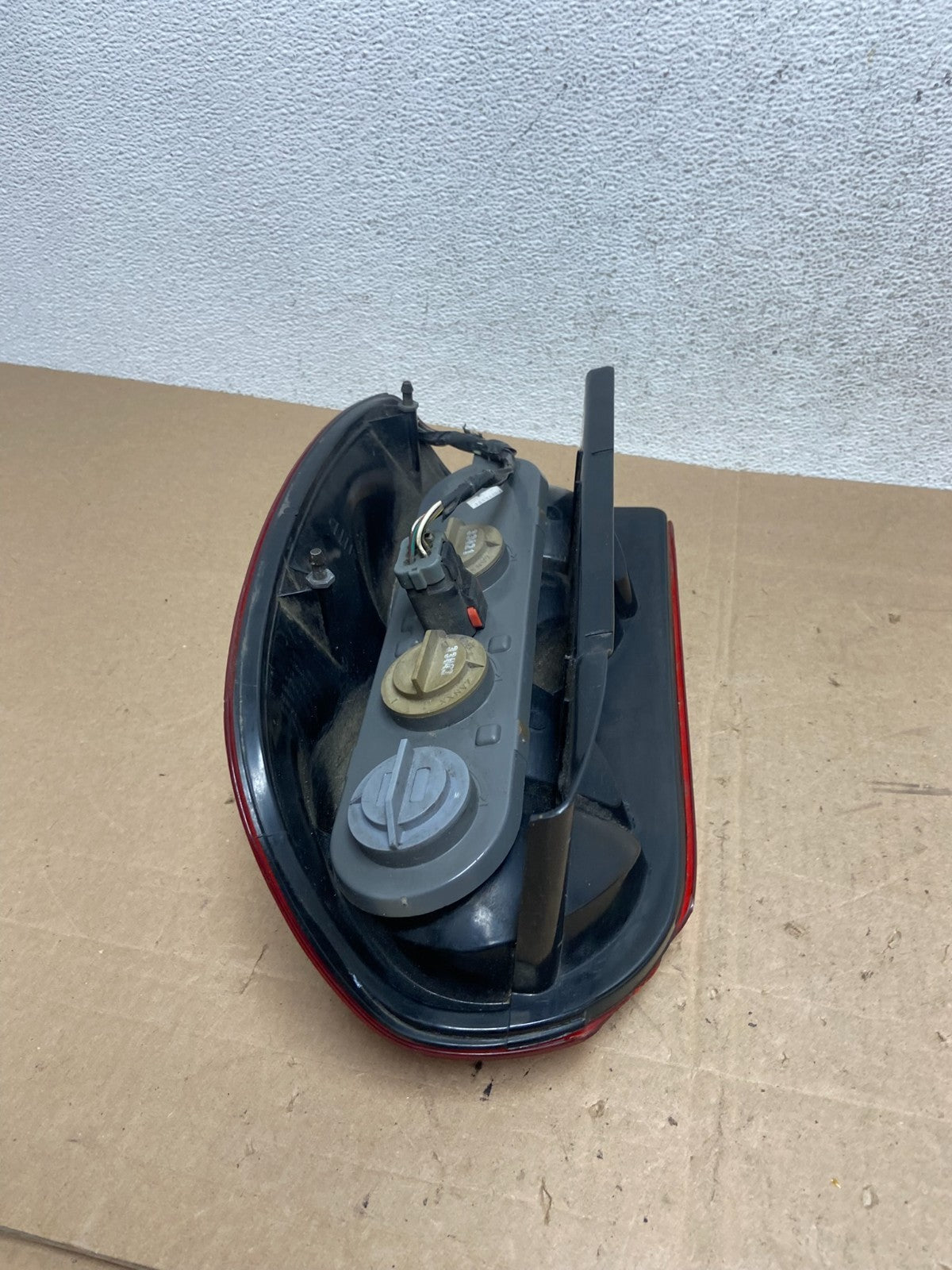 2002 2003 2004 Jeep Liberty Left Driver LH Side Tail Light AE5999 DW6