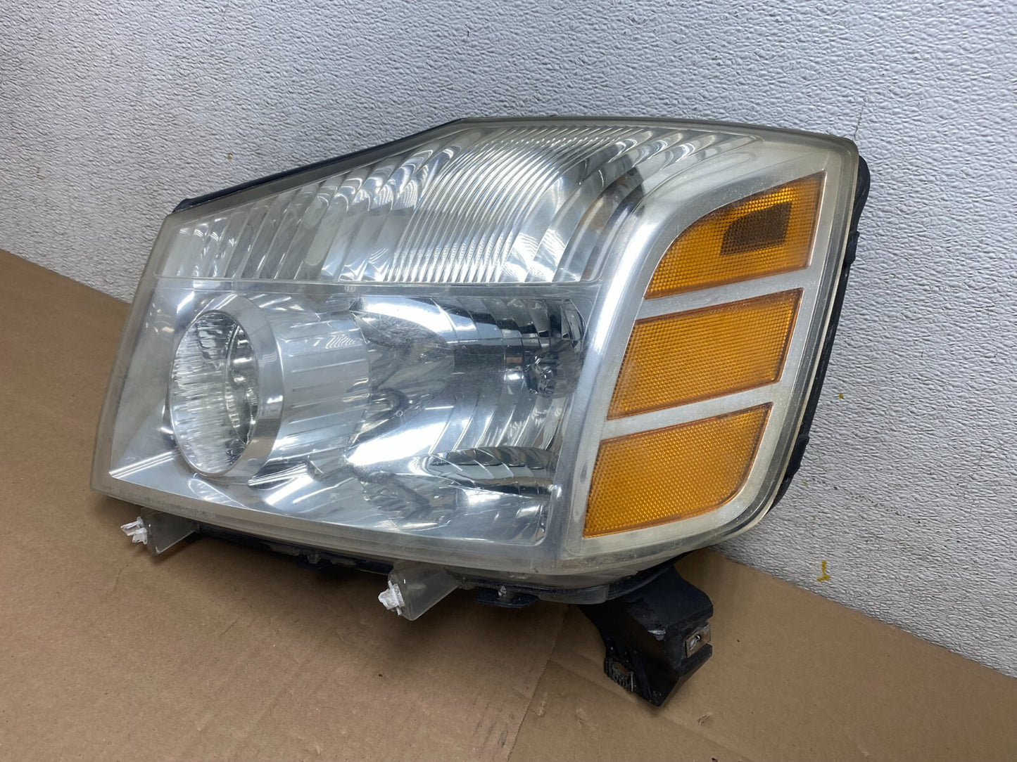 2004 to 2007 Nissan Armada Left Driver Lh Side Headlight Halogen M4621 DW1