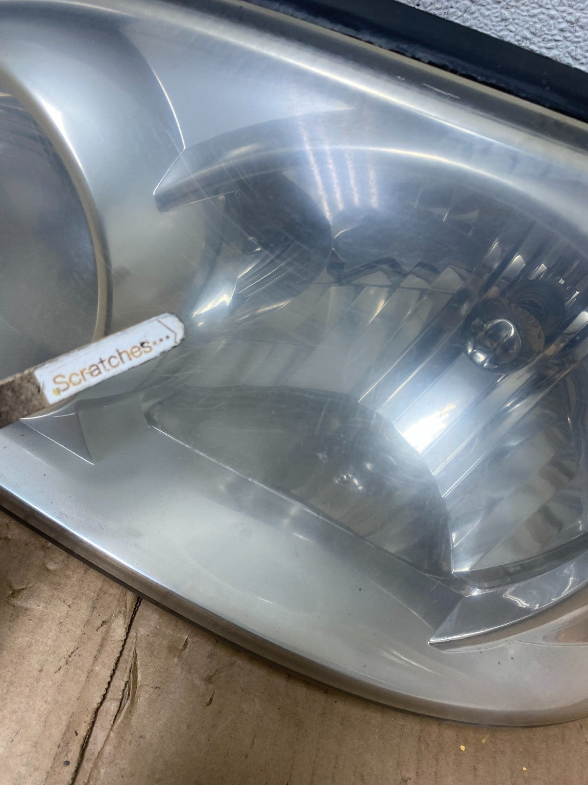 2002 to 2005 Kia Sedona Left+Right Side Headlights AI8165 DW4