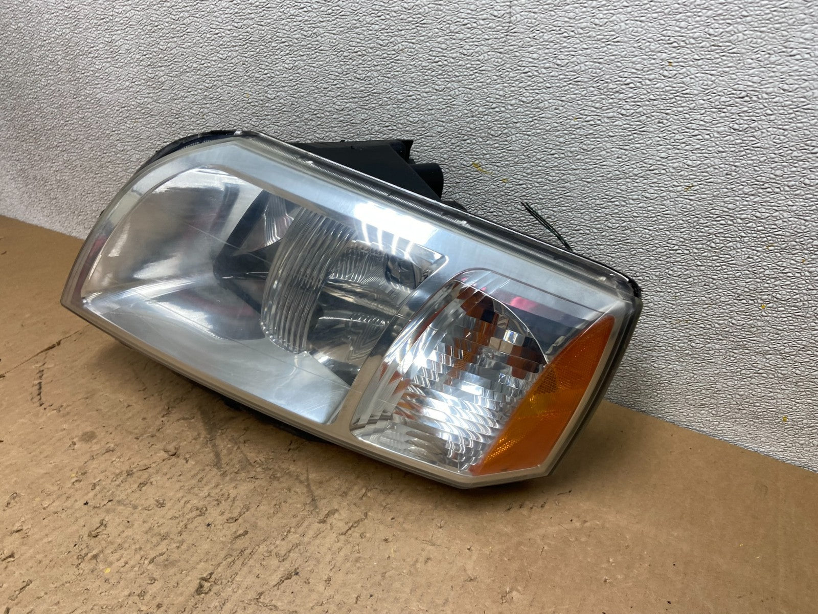 2004 - 2008 Mitsubishi Endeavor Headlight Left Driver Lh Side OEM Z9551 DW1