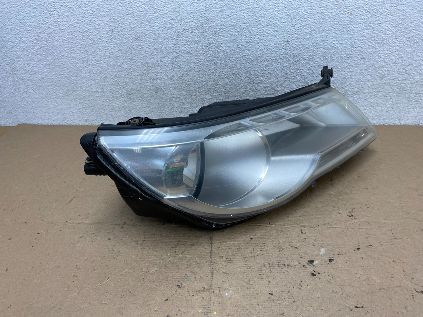 2009 to 2011 Volkswagen Tiguan Right Passenger Halogen Headlight AF5144 DW2