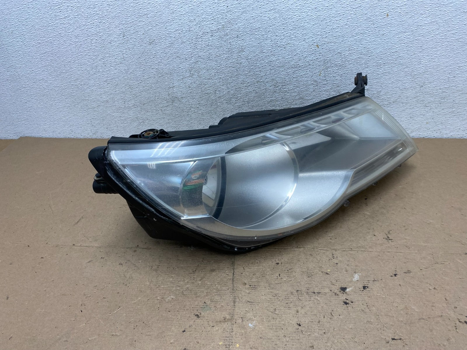 2009 to 2011 Volkswagen Tiguan Right Passenger Halogen Headlight AF5144 DW2