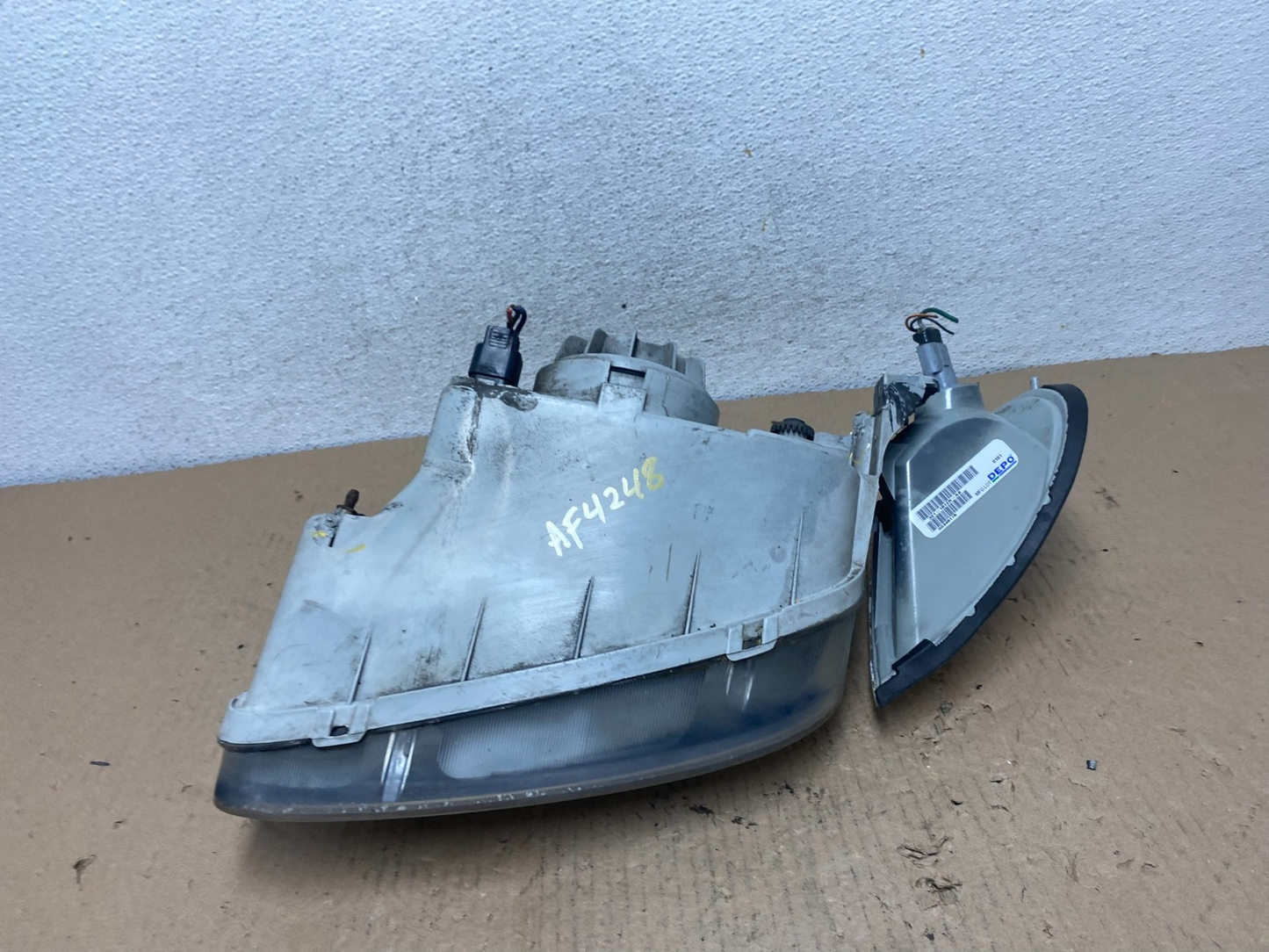 1999 to 2000 Hyundai Elantra Right Passenger Side Headlight AF4248 PS9