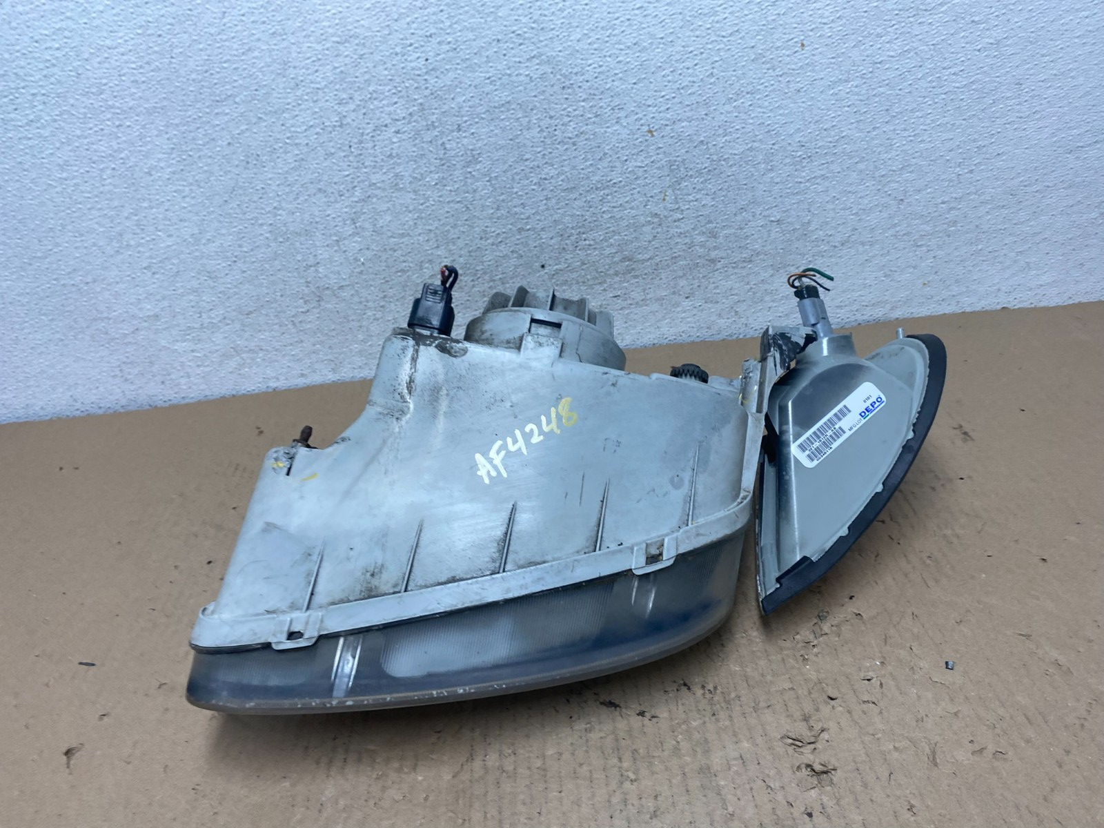 1999 to 2000 Hyundai Elantra Right Passenger Side Headlight AF4248 PS9