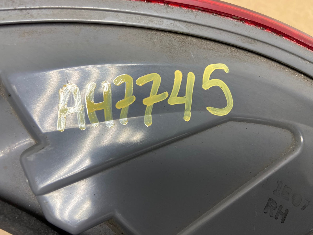 2009 to 2010 Hyundai Sonata Right Passenger Side Tail Light AH7745 LK6