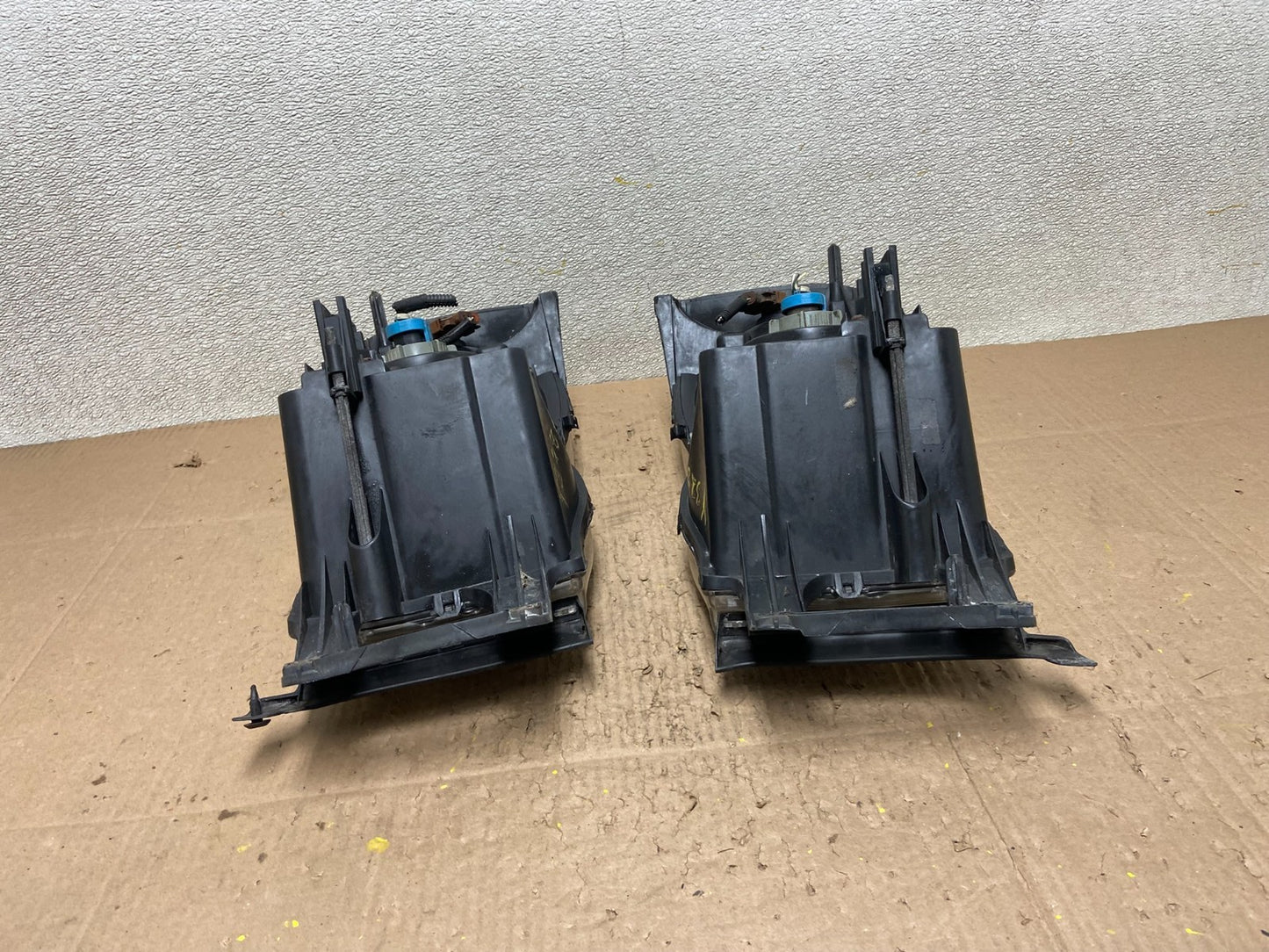 2002 to 2005 Dodge Ram Left+Right Side Halogen Headlights Y3286 DW11