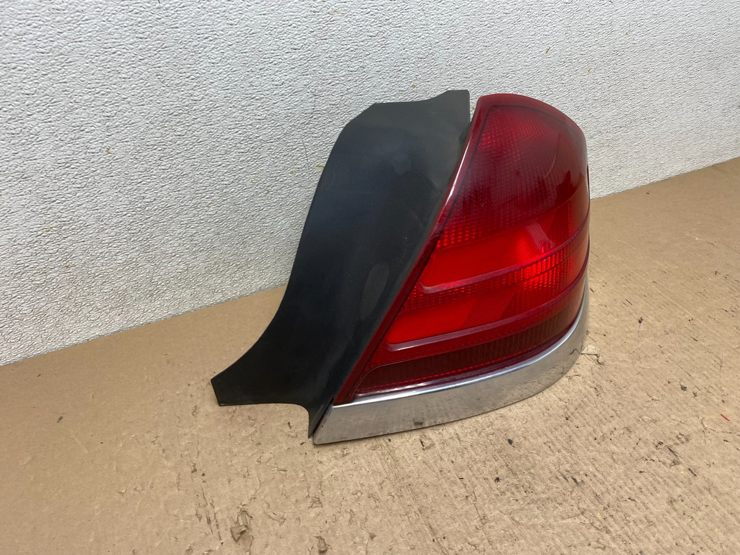 1998-2003 Ford Crown Victoria Right Passenger Rh Side Tail Light Q3572 DW2