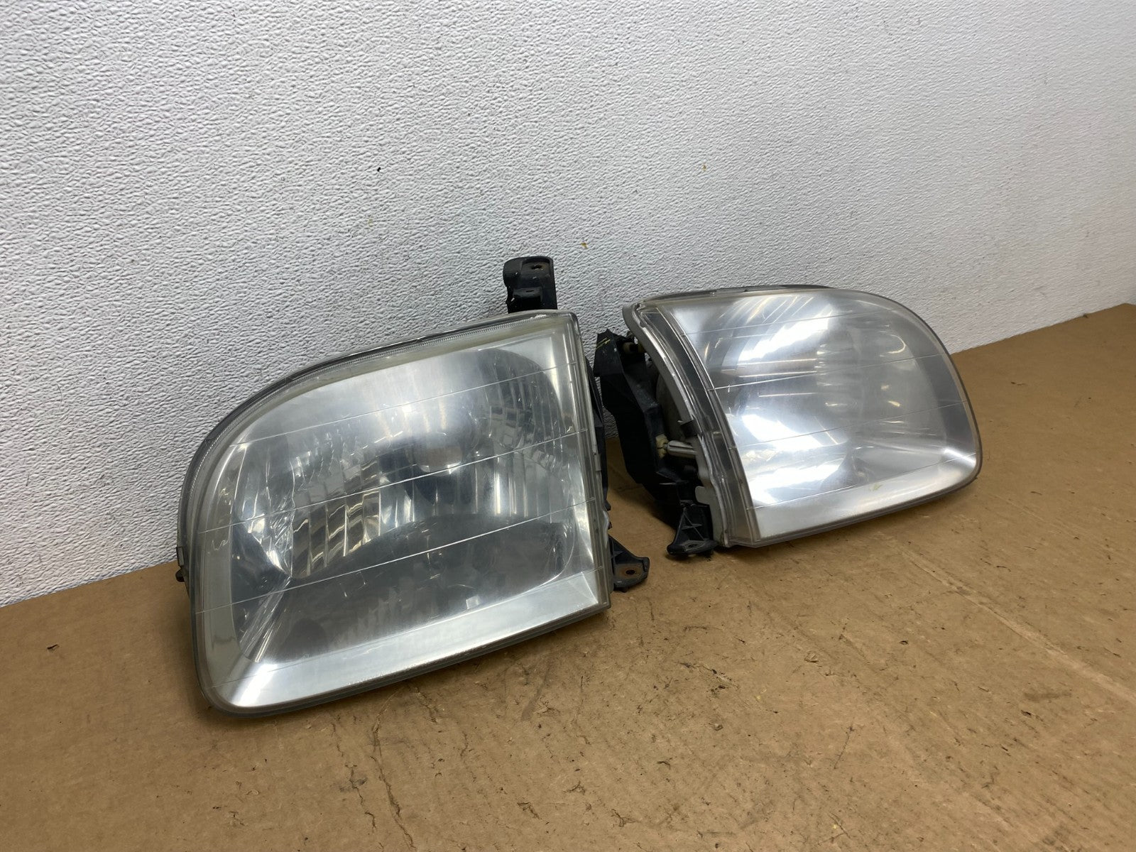2000 - 2004 Toyota Tundra Left+Right Side Halogen Headlights AD1381 DW2