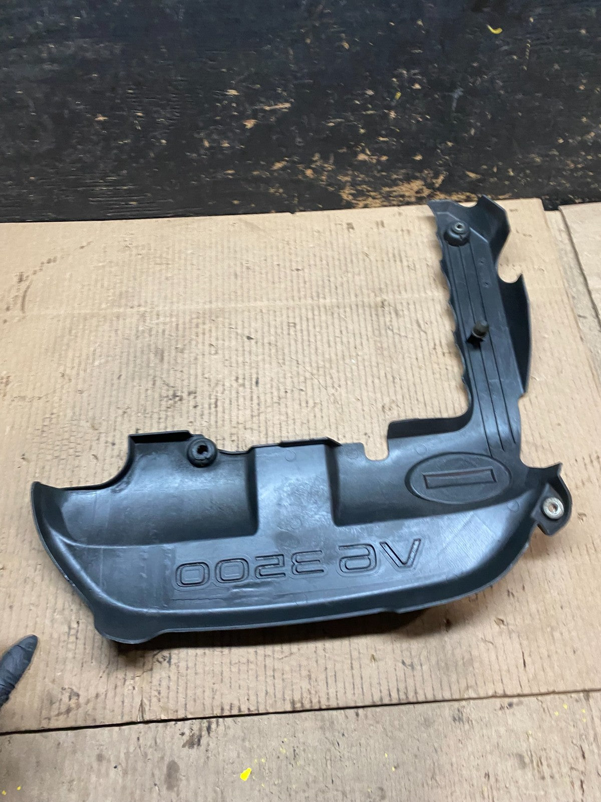 2001 to 2004 Nissan Pathfinder Engine Cover Ornament W5610 DG4